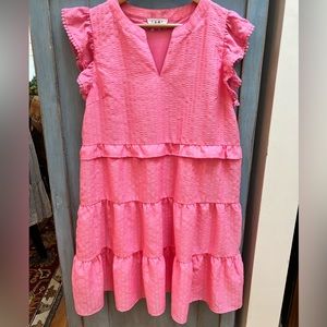 Fun & flirty, tiered summer dress with ruffle  sleeves. Peachy/pink, Size Large.